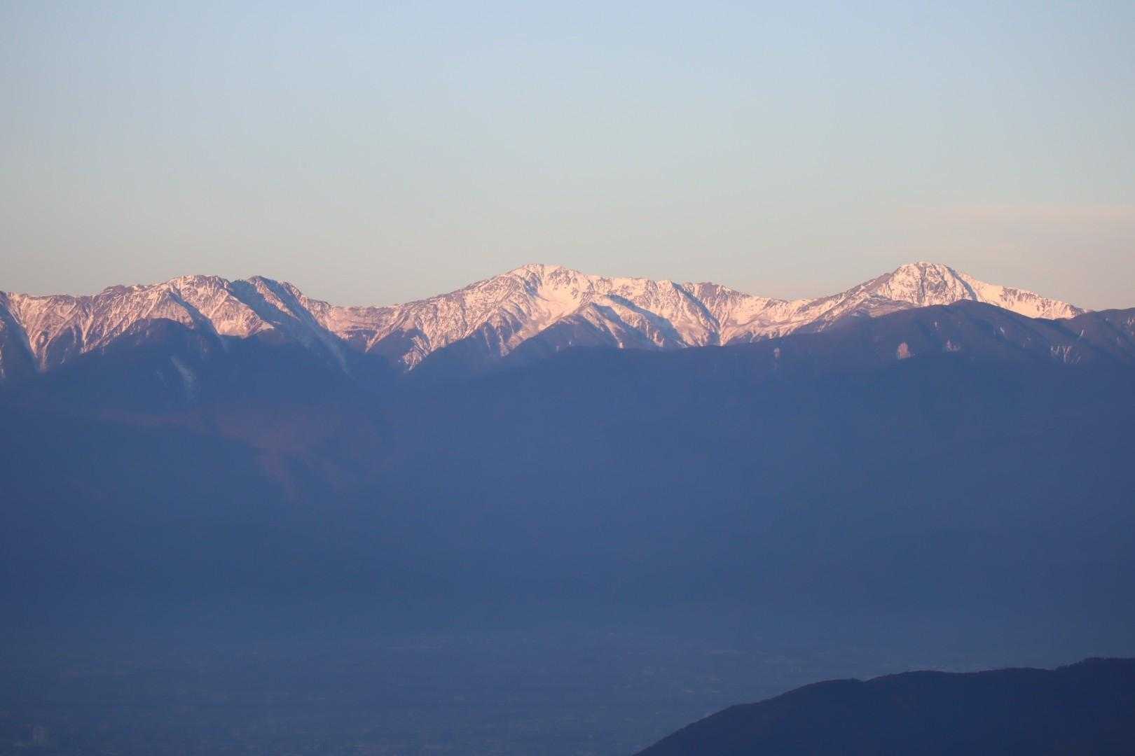 右から北岳、間ノ岳、農鳥岳の白峰三山。