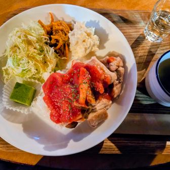 晩は チキンプレート スープ  白ワイン。朝はご飯に小豆が入っていて美味しかったです。普段ソロで行くと 人と話す機会は ほぼないのですが、丸いおこたを囲んだ ひとときは楽しい時間となりました🕯️