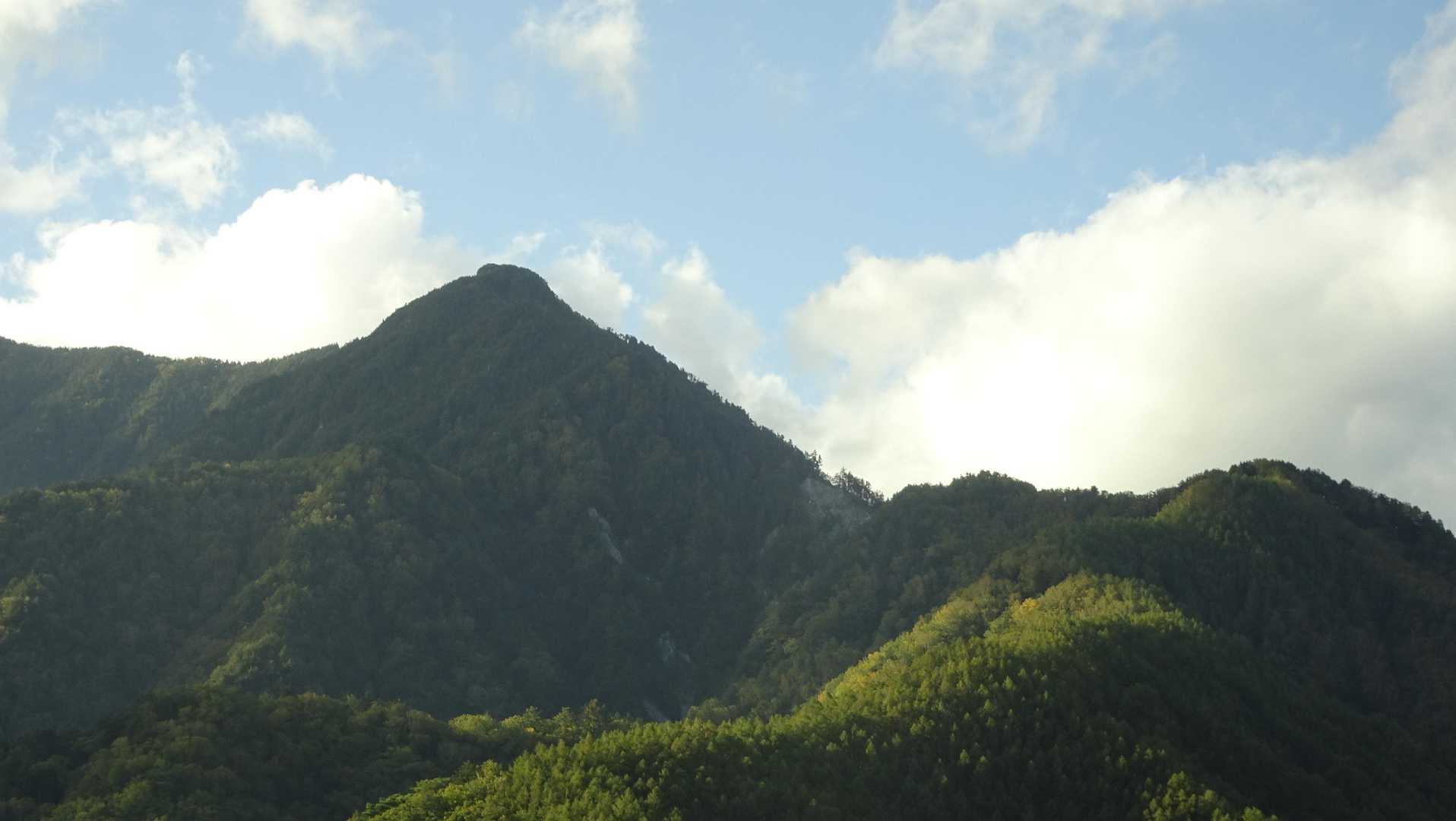 小八郎岳からの烏帽子岳は朝と変わらない雲のない姿