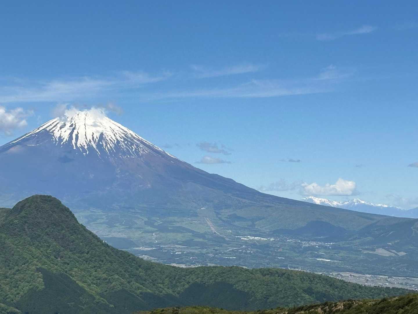 富士山の裾野右側、南アルプスの山々が…🤩