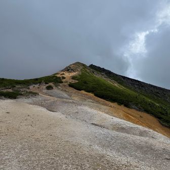 赤岩の頭まで来て左手に硫黄岳山頂が見えます。この辺りで雨が降り始めました