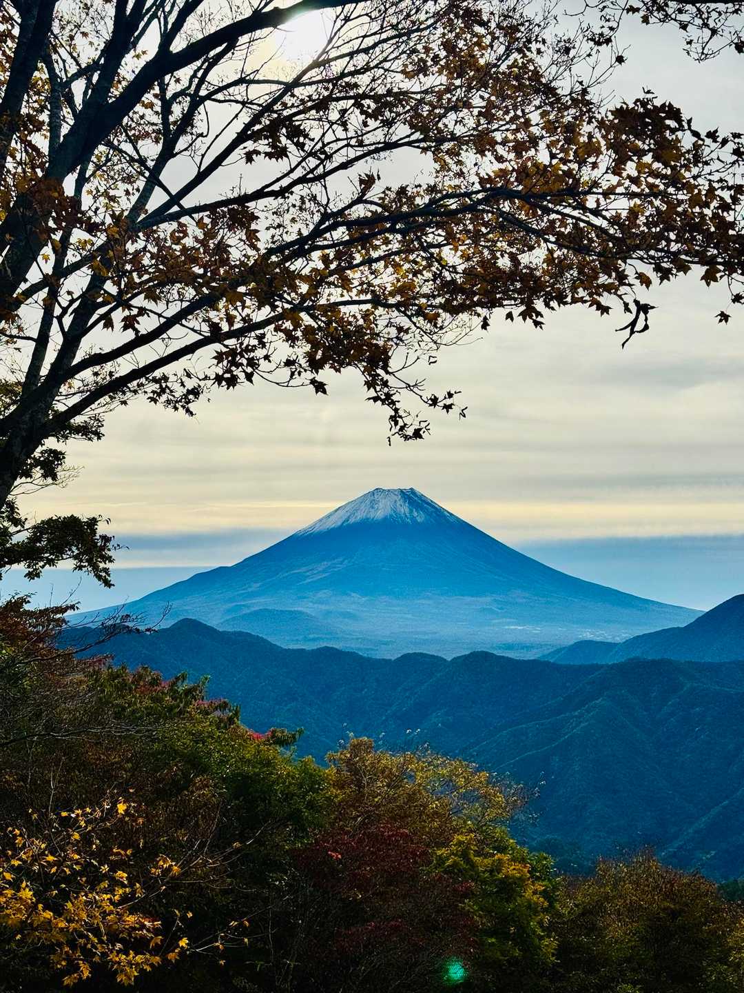 蛾ヶ岳縦走 | 龍神伝説の静かな湖から、御坂山塊の稜線越しにそびえる富士の絶景への写真