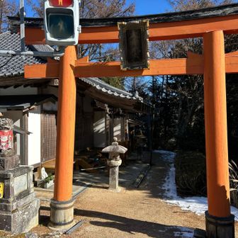 頂上からケーブル延暦寺駅までの登山道でけっこう迷いました。この鳥居を抜けていくと駅前に出ることができてホッと一息