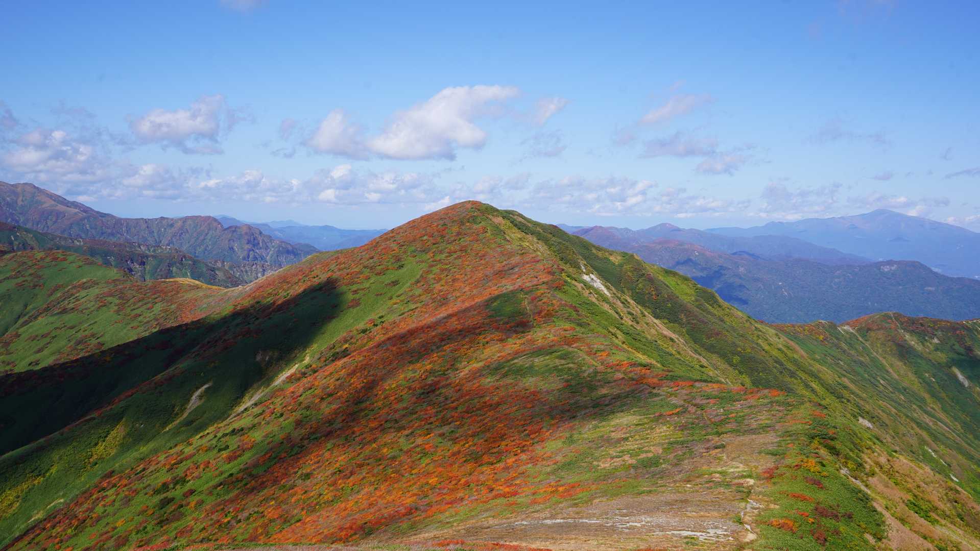 西朝日岳からの稜線の紅葉が一番きれい