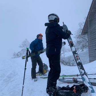 小屋まで登るとややガスってます