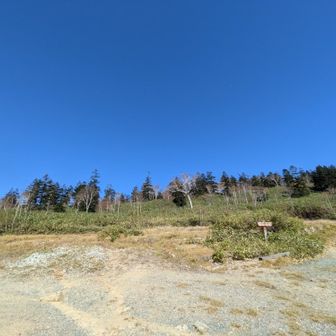 更地になって数年が経過
大分景色の一部になってきた

因みに、
夏に来ると高山植物たちが咲き乱れています
人の手が加わると後退するのが早い自然の賜物たちは、人がいなくなると復活するのも実は早い

見事な生命力である