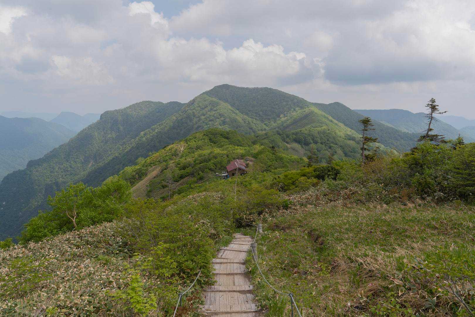 天気がもちそうなので平標山まで行くことに。三国峠方面の雨雲は徐々に大きく。
