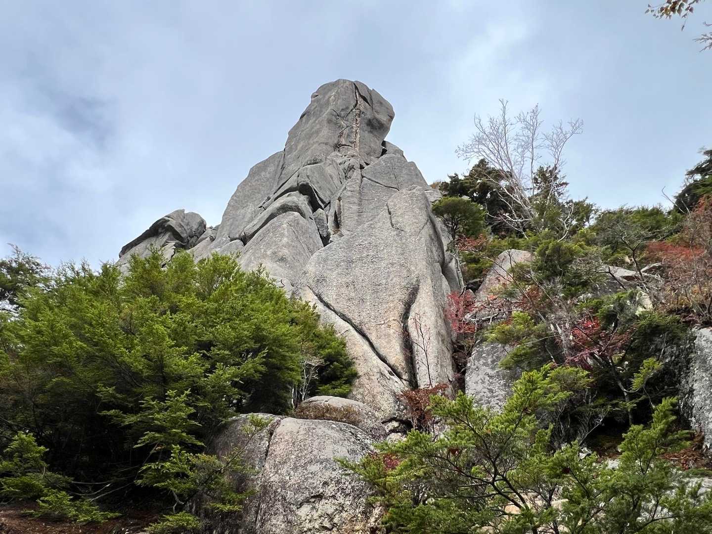 瑞牆山荘コース | 奇岩・巨岩の連続がかき立てる冒険心と、苔むした森が醸す癒しの写真