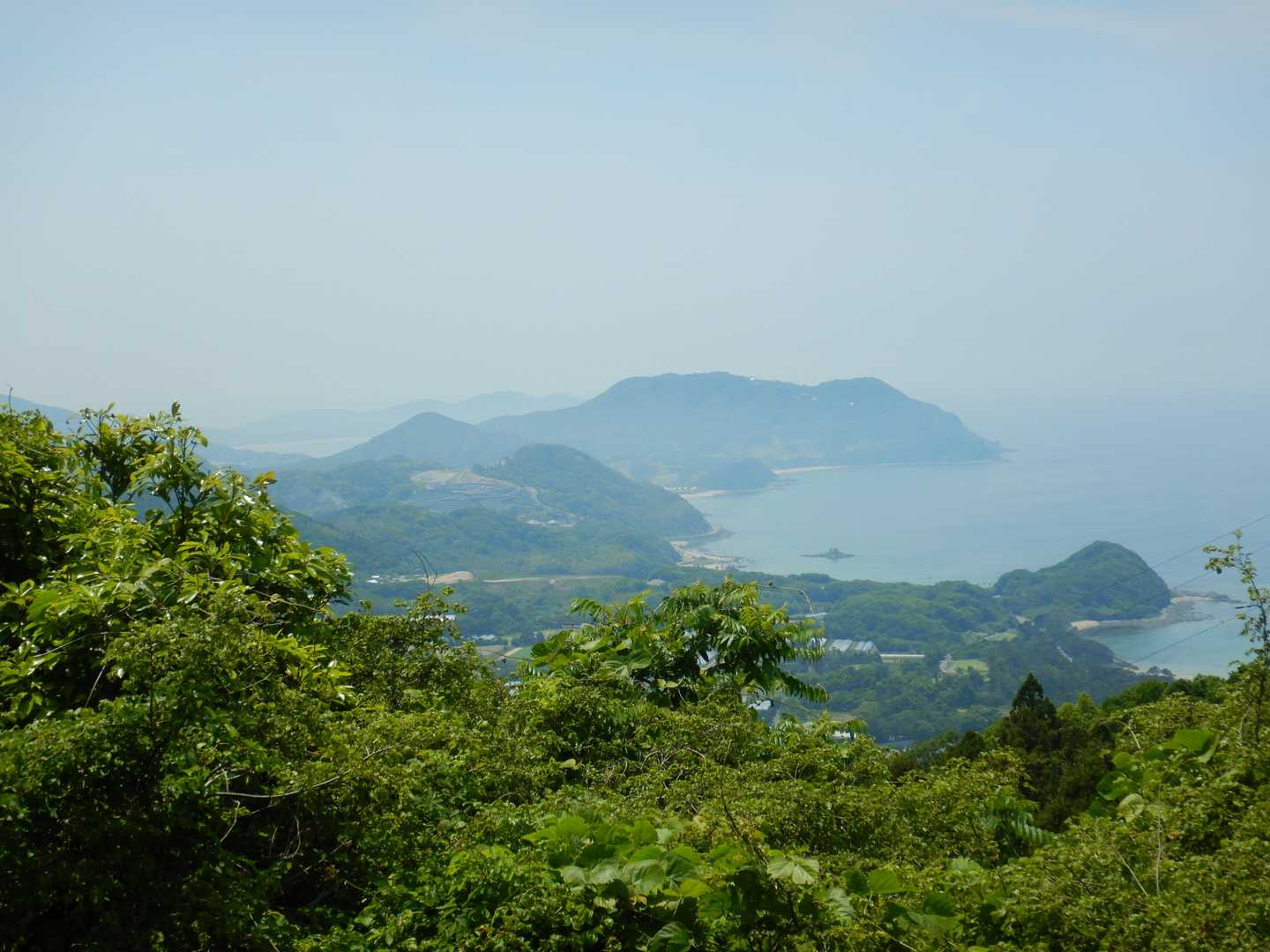 これがいちばんの眺めかな。湾の中に夫婦岩、むこうの山は彦山。
