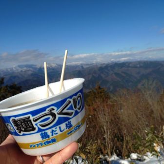 買い置きしていたシーフードは子供に食べられ⋯
今日は塩ラーメン🍜🥲