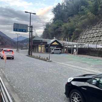 道の駅山北はリニューアル済み。つい先日開いたようだ。狭いのは相変わらずかな。