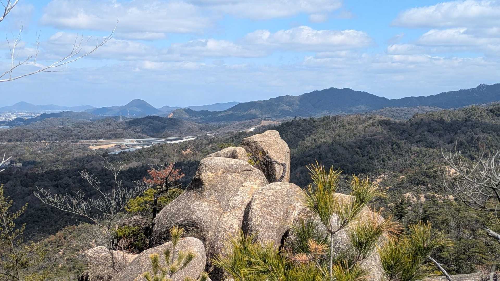 何度も岩の登り返しが楽しい。そして向こうに三上山と金勝アルプス。