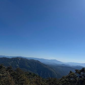 山頂からは東に展望が開けて