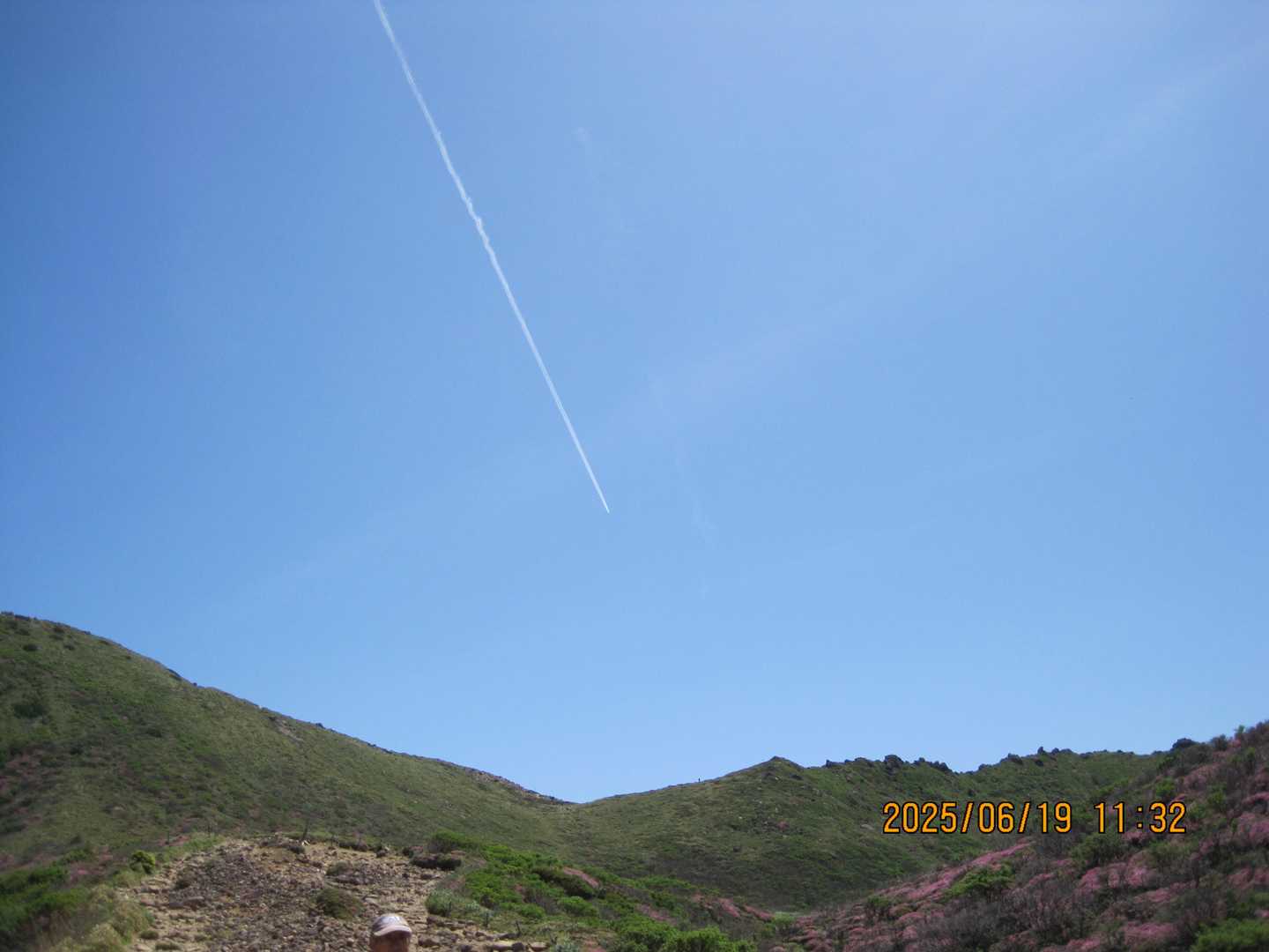 飛行機雲、今回は直ぐ消えたので明日は晴れ。