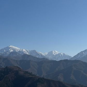 お日様の位置が少しずつ動いて越後三山もくっきり見えてきました🩵💙