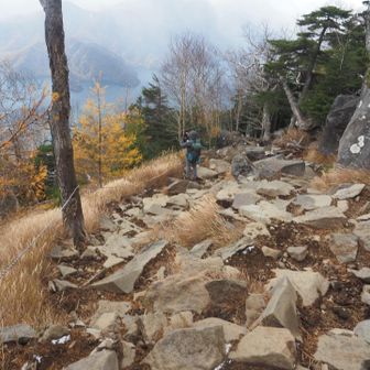 吹き飛んだ岩がゴロゴロの登山道