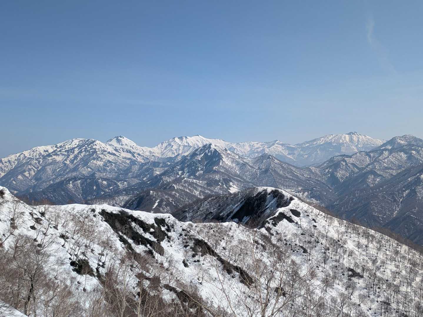 これから向かう堂津岳と頸城山塊😍
