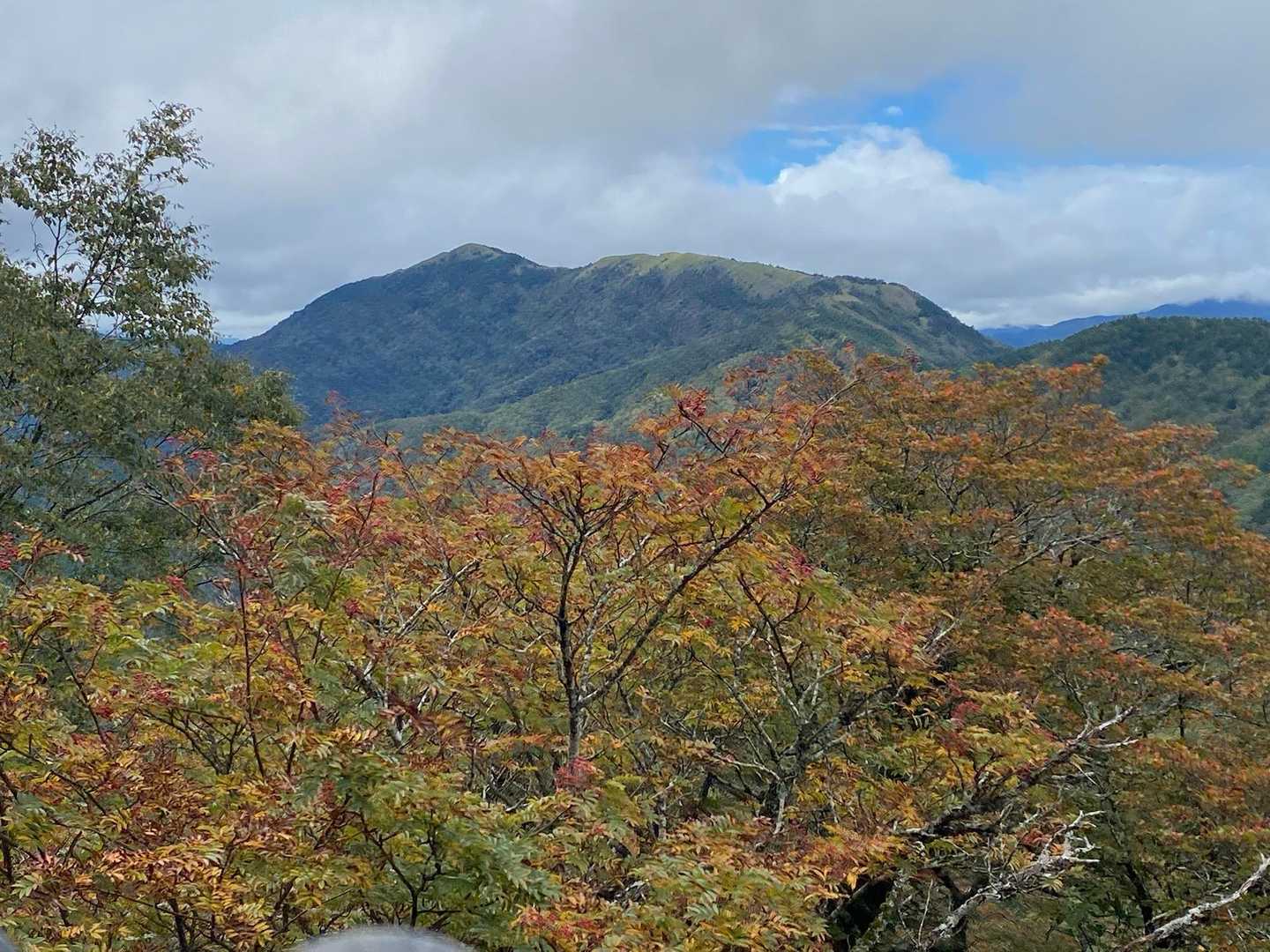 三嶺はずっと雲の中でしたが😶‍🌫️塔丸は最後に姿を見せてくれました😆
紅葉に映えてとても綺麗でした🍁