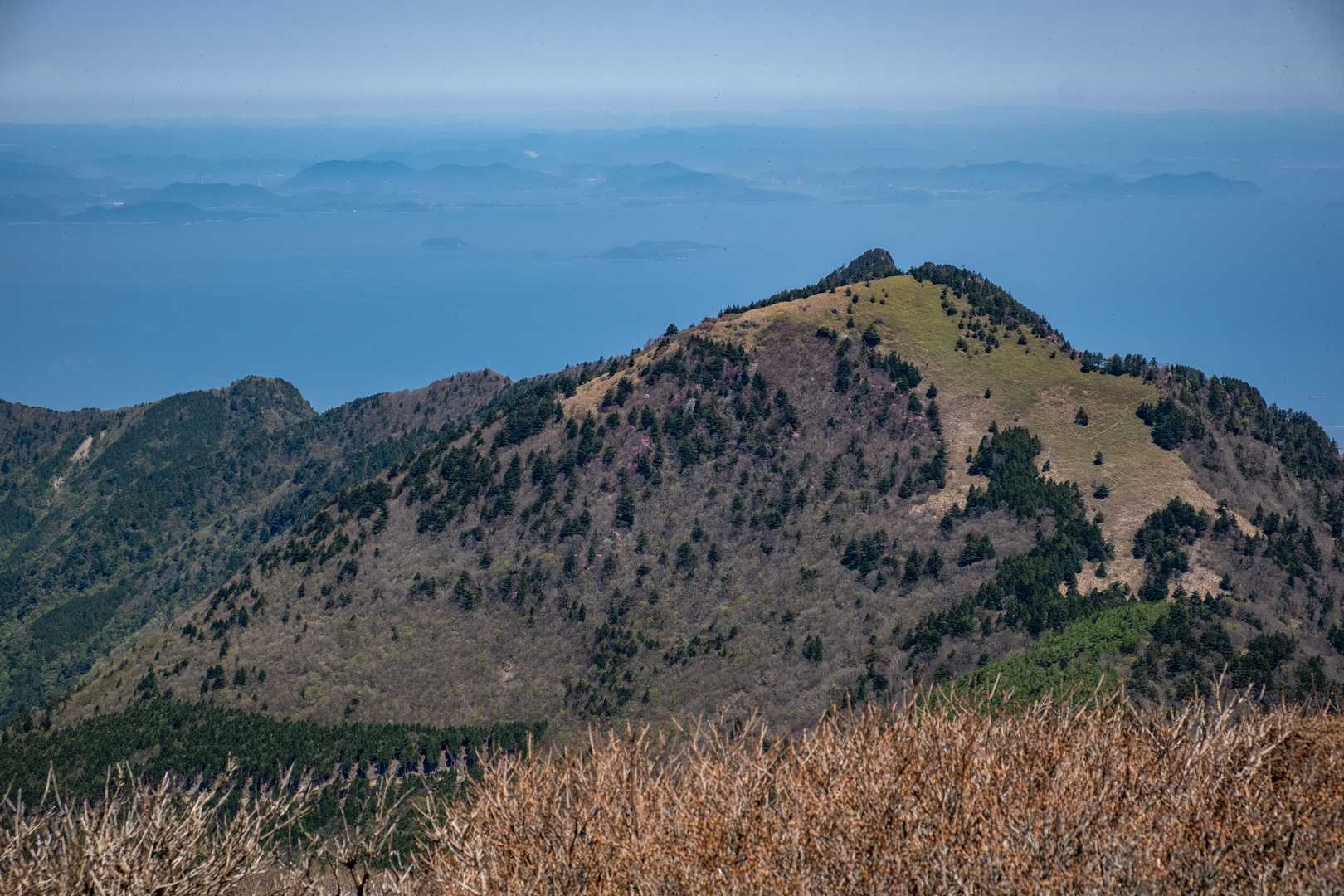 笹ヶ峰頂上から沓掛山
斜面にポツポツとアケボノツツジのピンク色、瀬戸の島々が確認できる