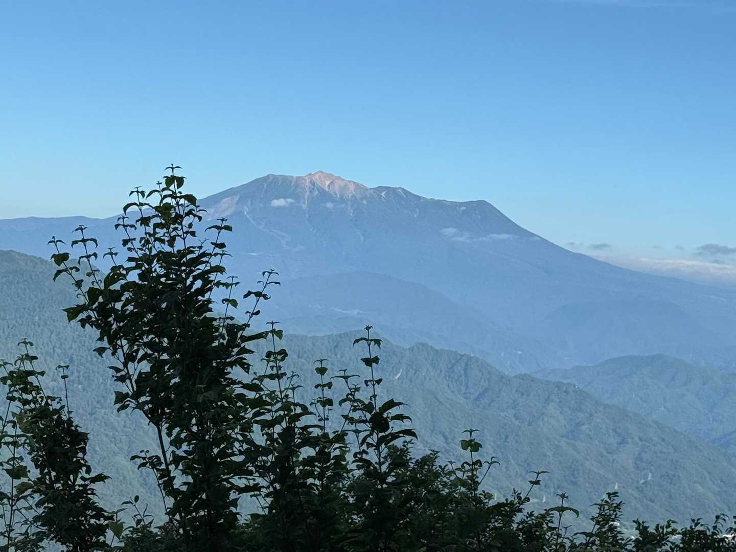 カヤトの丘に着いて
振り向いたら
御嶽山がドーン😳