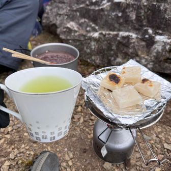 ジバンシーのカップで緑茶をすすりながら🍵
なんで山に割れ物のこっぷ持ってきたんだ？笑