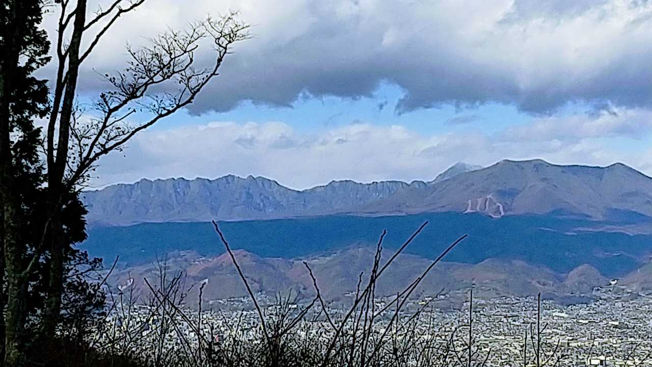 西岳、本院岳、戸隠のギザギザも良く見える。