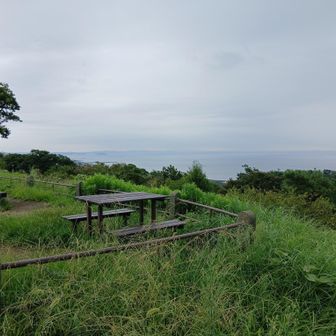 まもなく湘南平　景色がひらけて気持ちいい　っと思ったら雨が降って来た
