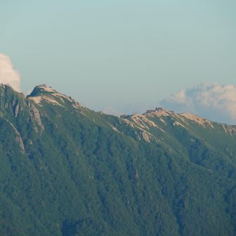 夕日がきれいに見えそうなので、再度、前烏帽子のあたりまでお散歩へ♪

遠くには先週訪れた燕岳と燕山荘が見えてます。
3年前、あそこから見た裏銀座にココロを奪われたのでした。今自分がその風景の中にいるんだと思うと感慨深いものがありました。