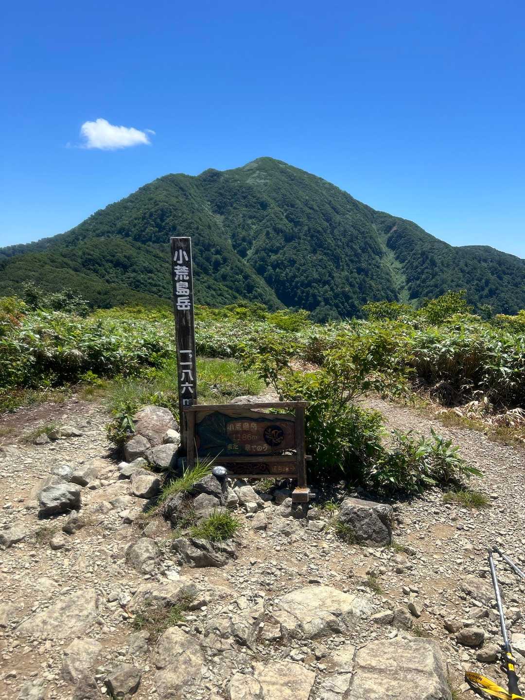 どうにか小荒島岳到着
左足脹脛は悲鳴をあげてます