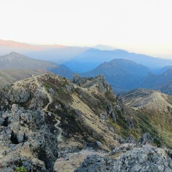 影焼山⛰️
左は雨飾山
右は西・海谷山塊(鋸、鬼ヶ面、駒ヶ岳)
左奥の稜線は朝日岳以北の北ア・栂海新道
中央右奥は青海黒姫山、明星山