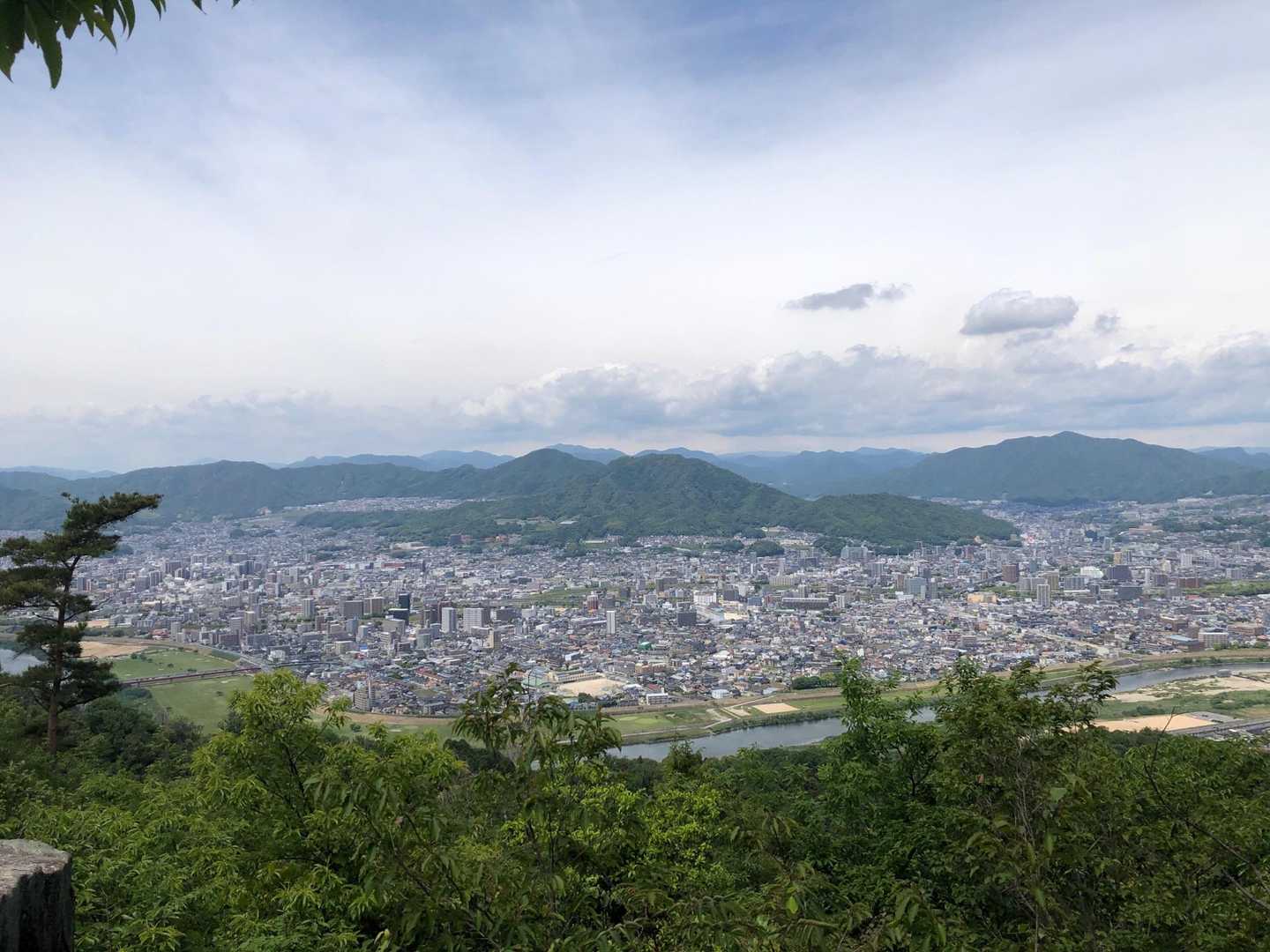 八畳岩からの眺め。武田山がよく見えます