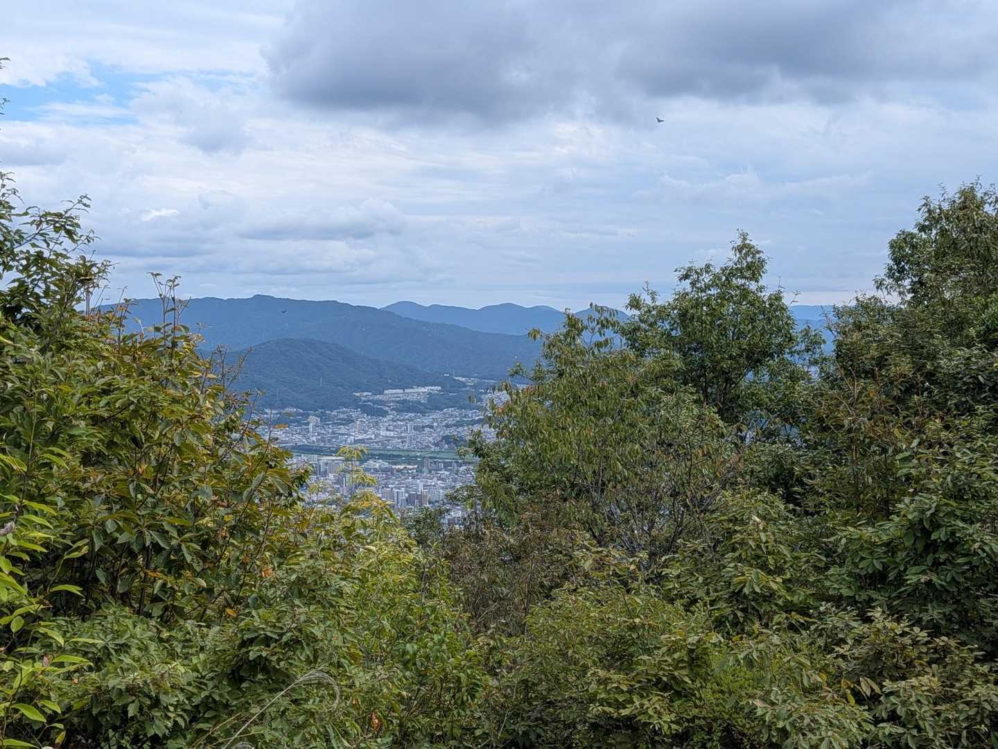 呉婆々宇山と安芸アルプス
この１年で右側半分が見えなくなりました😂
では、下山