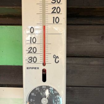 山頂の温度計は9℃を指している。暑いわけだ。