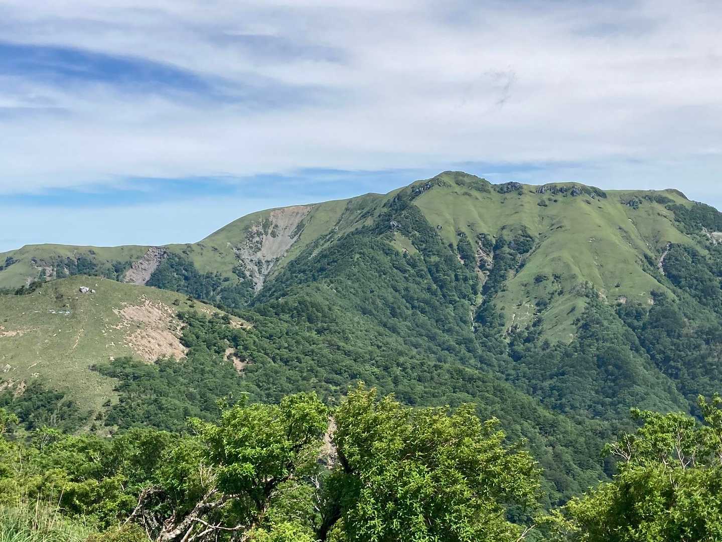 少し上がって三嶺を見に行く
かっちょえ〜⛰️