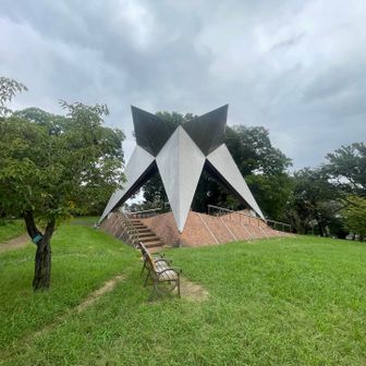 公園内のモニュメント
