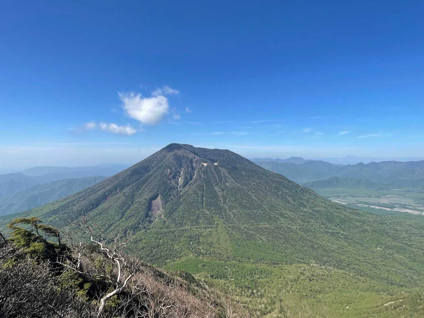登山口から延々樹林帯の上りなのですが眺望スポットがありました。
裏からの男体山がキレイに見えてます。
今日こそモヤってない女峰山が見えるかな😁