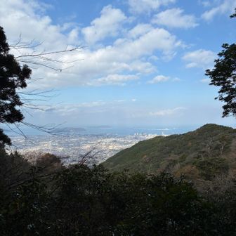 10人位の登山者、裏側の油山も良きかな ここでコーヒー休憩☕️