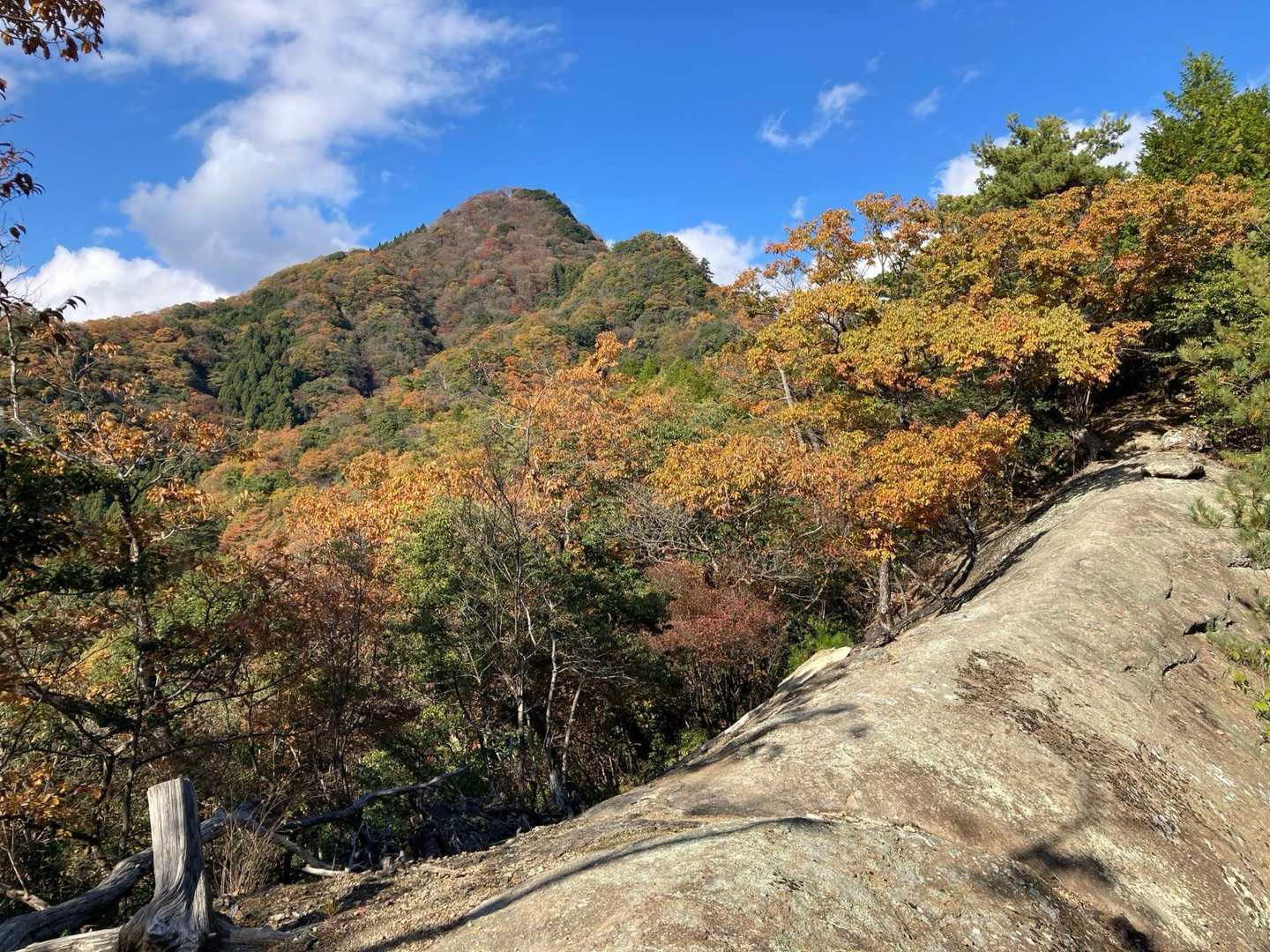 明神山の手前に地蔵岳が見える👀