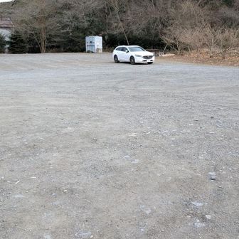 広〜い駐車場に一番乗り
下山時は30台ほど
人気の山なのだ
和式トイレが３つだがキレイ