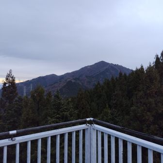 隣の大山。たまにはバスで縦走もいいかもね。