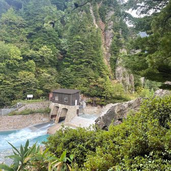 高瀬渓谷を横目に標高を上げる
