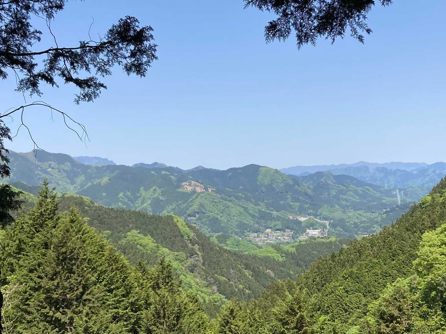 両神山、浅間山方面
手前　秩父御岳山
樹木越しに存在を感じられ、開けるの待ちしながら登ってました。