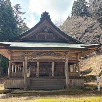 こんな山奥にですが立派な拝殿です。