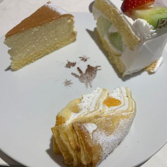 で､ランチ食べたばかり…おまけにお腹いっぱいでそぼろご飯残したのに💦スイーツが食べたくなり😅相方が検索したら､なんとTVで見て行ってみたかったスイーツパラダイスが🍰

が，ちょっぴり残念感じ…ショートケーキの中に入っていたメロンが水々しく美味しかっです🎶地元の閉店してしまったハニー&クローバーの偉大さがわかりました👍美味しい物を出していたら採算とれなかったんですね💦