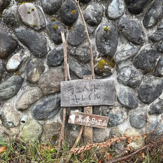 登山口に気づかず道なりに進んでしまいましたが、駅から直進し、細い道に入ります