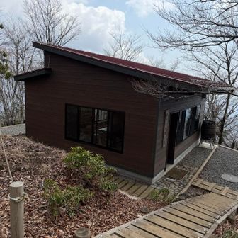 畦ヶ丸の避難小屋でちょっと休憩
お手洗いも綺麗です