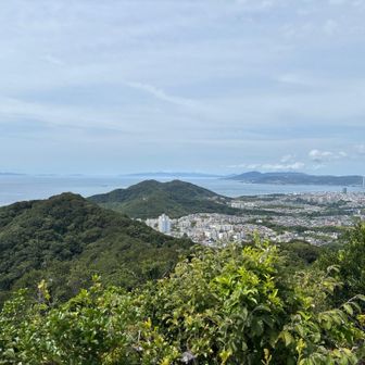 登ってきた山々が見える