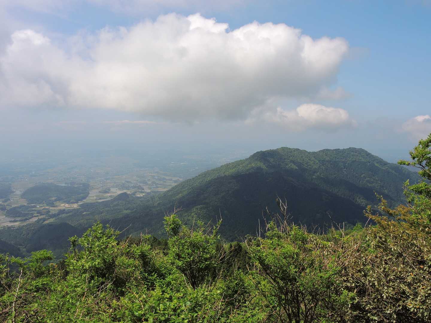 鎖場を上がって振り返ると、山形仙と津山市の方向ですが・・・、雲が多いです。😢⤵️
