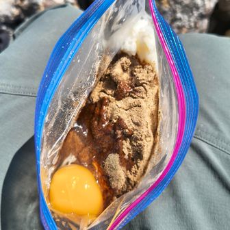 めちゃ腹減ってたので、完全メシにタマゴ入れて食べます。

かき混ぜたら山旅のスタンドコジーに入れていただきます✨