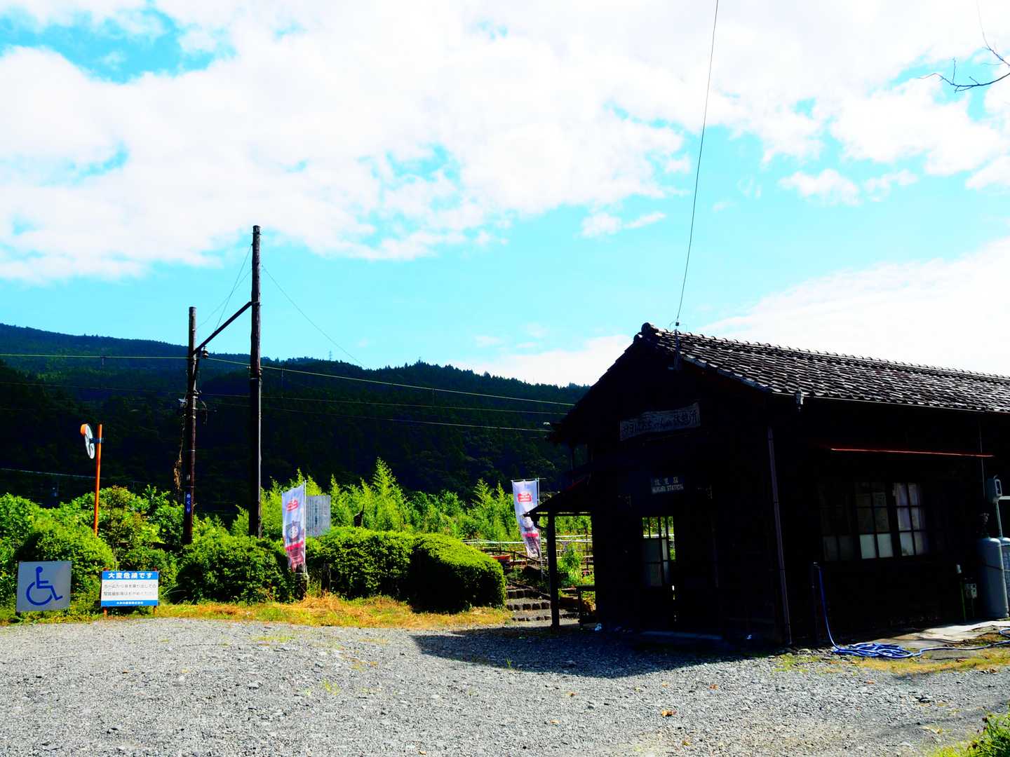 無事抜里駅に着きました！
10月なのに今日は最高気温30℃になるんだとか…💦
汗かいたので温泉でさっぱりします😀